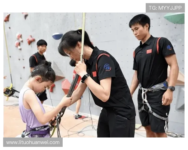 南京攀岩队的控制之道：深度解析攀岩技术与团队协作的完美结合